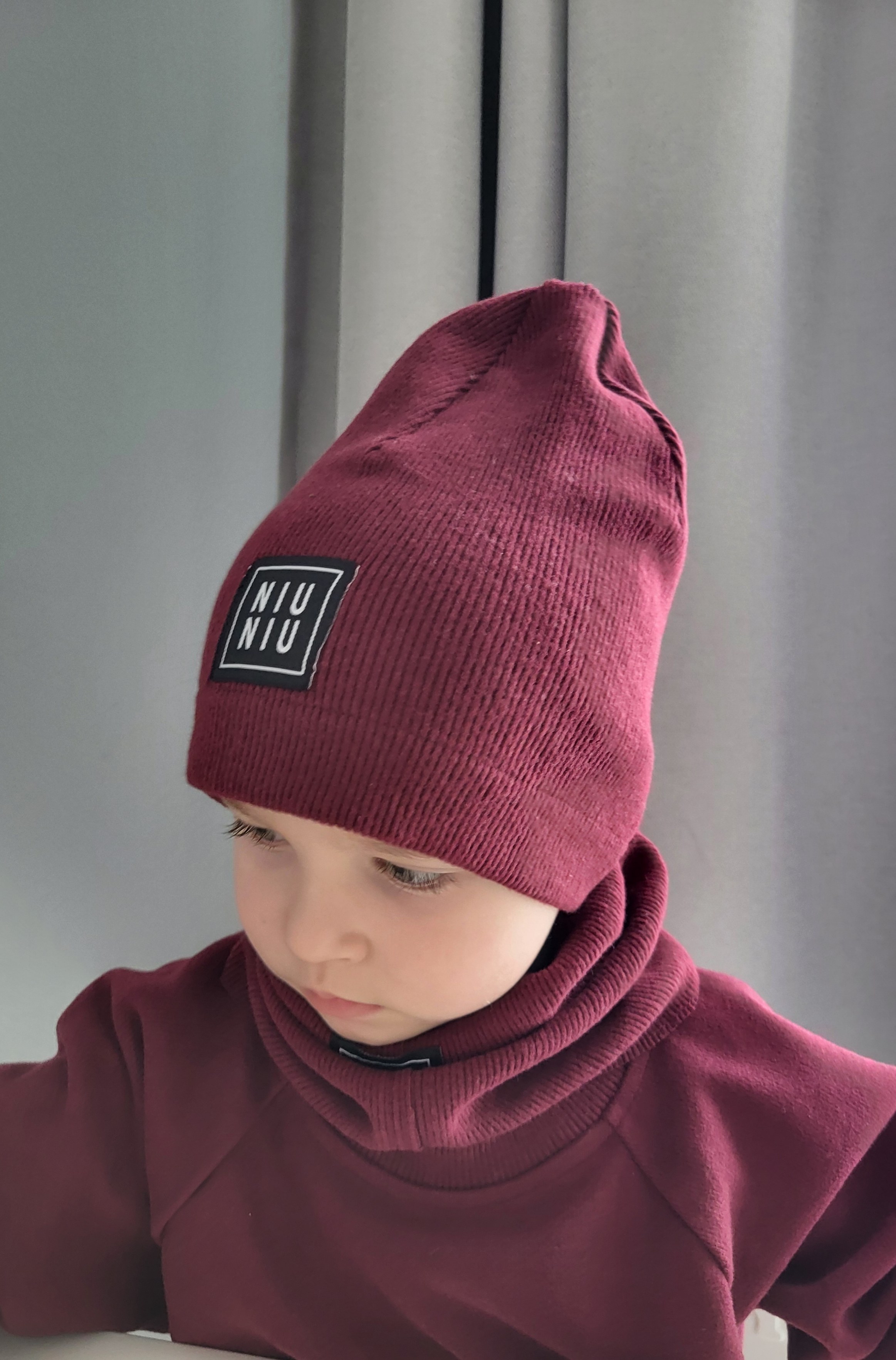 VIENGUBAS KEPURĖS KOMPLEKTAS BURGUNDY SPALVOS
